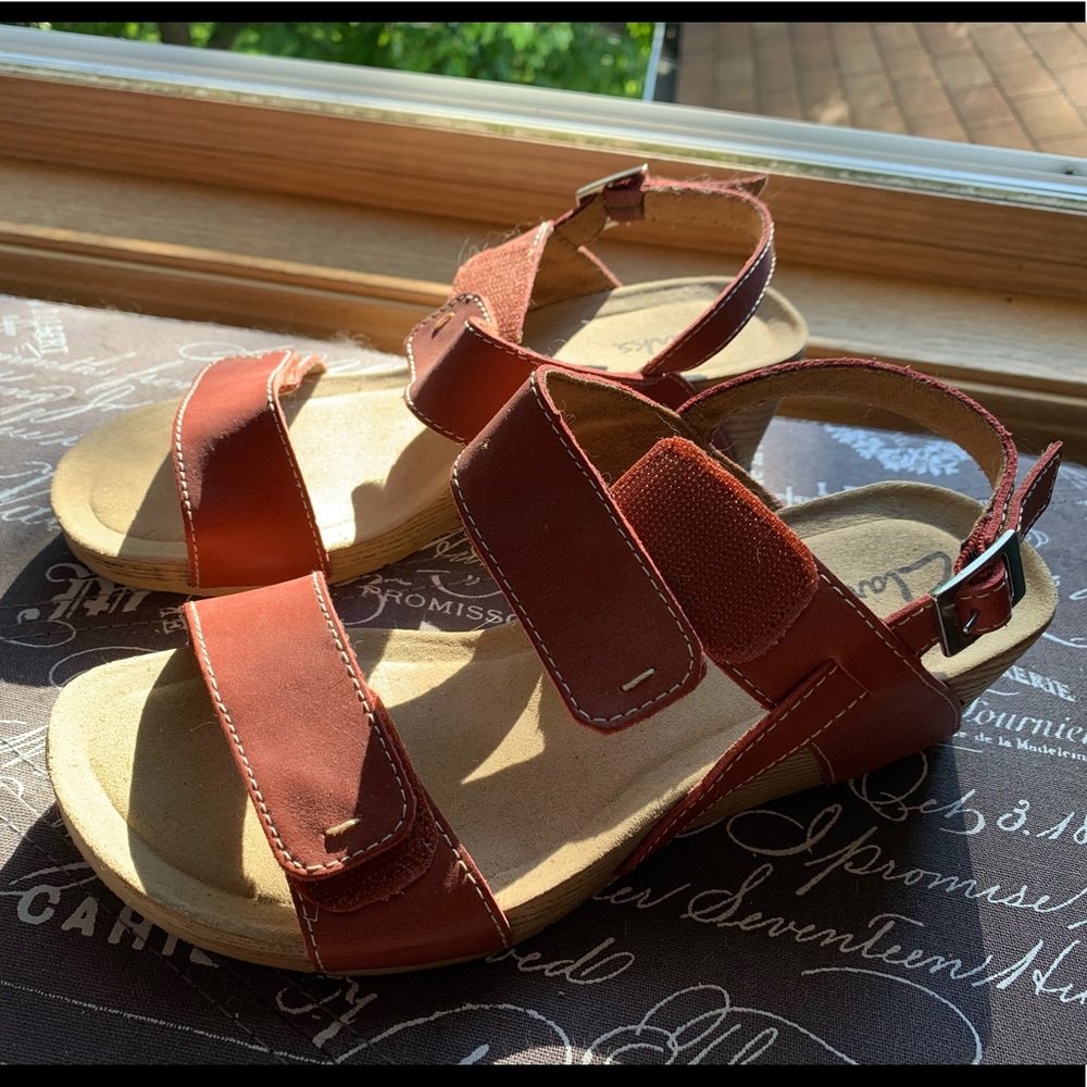 Clarks women’s wedge sandals red sz 7